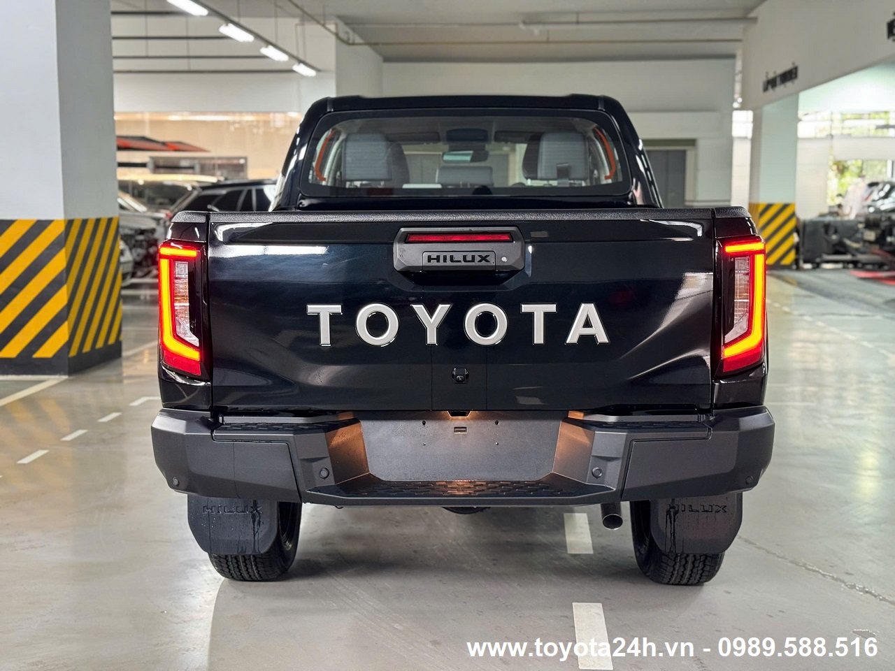 toyota-hilux-2.8AT-4x4-2026-mau-den-duoi-xe